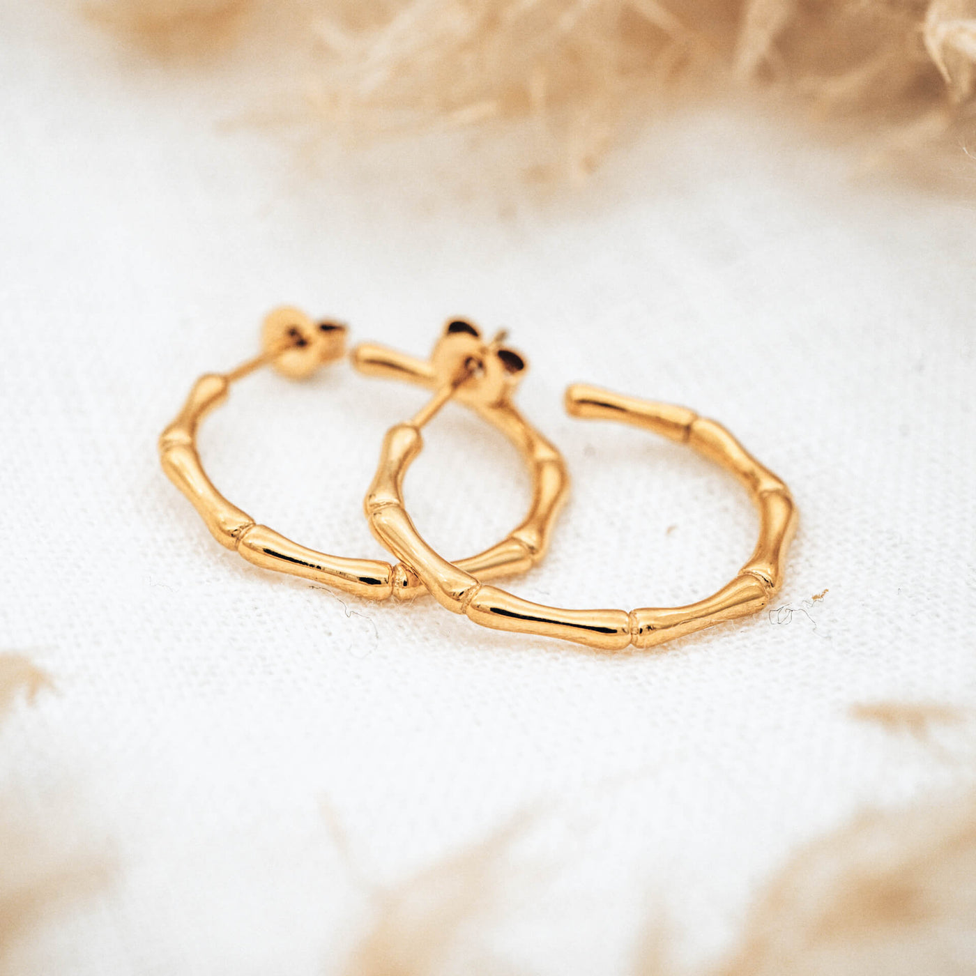 Bambus Creolen Gold | 100% Wasserfest – WILD SUN Jewelry 💛